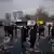 Menschen in Kiew stehen nach russischem Raketenangriff an einer von der Polizei gesperrten Straße