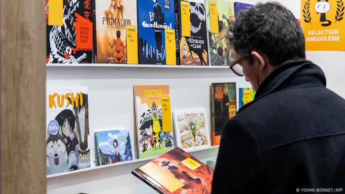 Ein Regal mit Comics auf dem Comicfestival in Angouleme