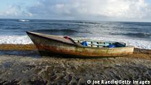 Un bote abandonado en una playa de Puerto Rico