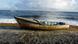 Un bote abandonado en una playa de Puerto Rico Un bote abandonado en una playa de Puerto Rico