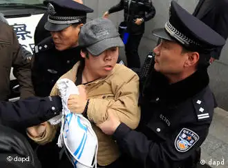 2月27日上海警方在市中心带走多名民众