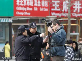 警察同外国记者在“散步”现场