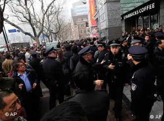 2月27日，上海一家电影院前，警察吹哨要求聚集的人群离开