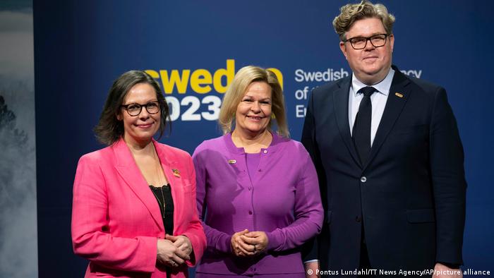 وزيرة الهجرة السويدية ماريا مالمر ستينرغارد مع وزيرة الداخلية الألمانية نانسي فيزر.
