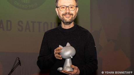 Der französische Comicautor Riad Sattouf hält seine Trophäe in den Händen
