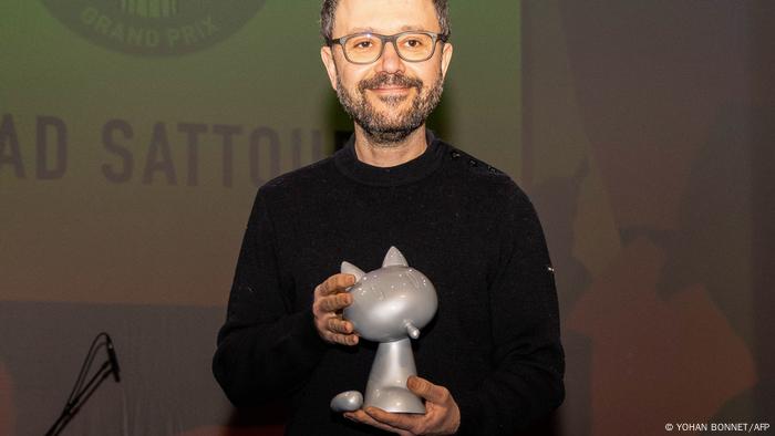 Der französische Comicautor Riad Sattouf hält seine Trophäe in den Händen