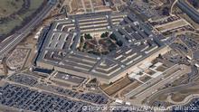 ARCHIV - 02.03.2022, USA, Washington: Das Pentagon ist von der Air Force One aus zu sehen, die am 2. März 2022 über Washington fliegt. Für zahlreiche Beobachtungen von unidentifizierten Flugobjekten hat das US-Militär keine Erklärung. (zu dpa Neuer Ufo-Bericht des US-Militärs: Einige Sichtungen geben Rätsel auf) Foto: Patrick Semansky/AP/dpa +++ dpa-Bildfunk +++