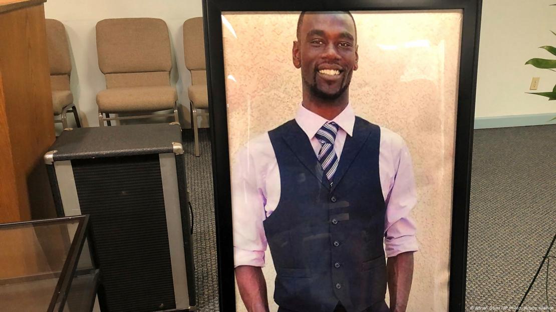 Quadro com foto do jovem negro Tyre Nichols morto pela polícia 