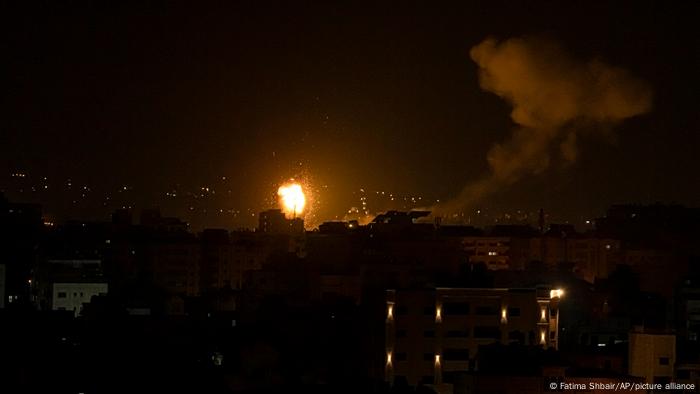 تصاعد النانير والدخان في أعقاب غارة جوية إسرائيلية على قطاع غزة