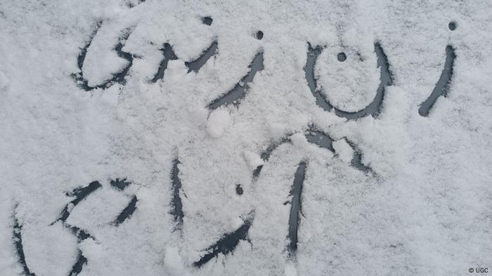 Frau, Leben, Freiheit hat jemand im Südiran in den Schnee auf einer Autoscheibe geschrieben