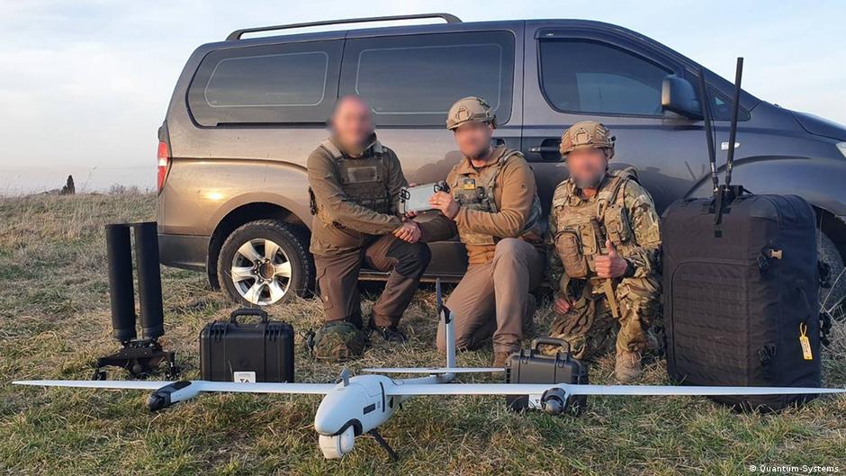 Ukrajinski vojnici na frontu sa izviđačkim dronom „Vektor“ minhenske kompanije „Kvantum-sistemi“