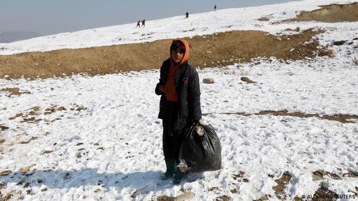 Un niño transporta una bolsa con restos de plástico que serán usados en su casa para generar calor. Es un recurso que utilizan los afganos más pobres cada vez que las temperaturas se tornan gélidas. La leña es un bien escaso y caro, y la situación económica en el país es catastrófica, debido en parte de las sanciones internacionales contra el régimen de los talibanes. 