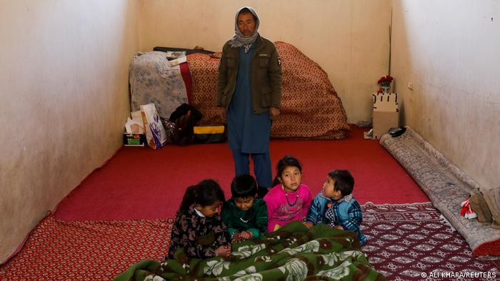 Ein Mann mit seinen Kindern in einem Haus in Kabul. 
