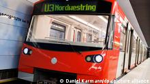 Eine vollautomatische U-Bahn (U3) steht am Bahnsteig am U-Bahnhof Großreuth bei Schweinau. Die erste deutsche fahrerlose U-Bahnlinie war am 14. Juni 2008 eröffnet worden. In mehr als 60 Städten weltweit fahren Züge automatisiert. In Deutschland ist die Nürnberger U-Bahn seit 2008 einsamer Vorreiter. Aber das ändert sich. +++ dpa-Bildfunk +++