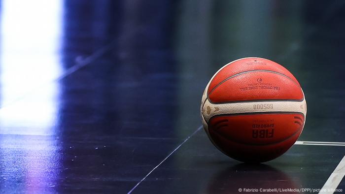 Basketball liegt auf Hallenboden