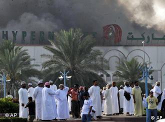 الدخان يتصاعد من مركز للتسوق في صحار اثناء احتجاجات وقعت في 28 فبراير 2011