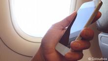 Reisende mit Handy 