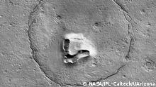 NASA astronomers discovered a bear on Mars Text: Scientists studying the surface of Mars have recently found another of the now famous space pareidolias. This time, nothing more and nothing less than a structure resembling the face of a smiling bear. 