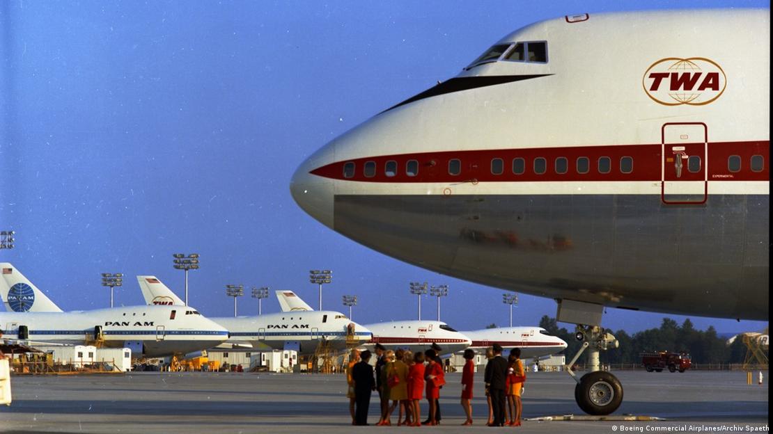 Jedan Boing 747 kompanije „Trans vord erlajns“ (TWA) srušio se 17. jula 1996. na letu za Pariz u more kod Long Ajlenda zbog eksplozije rezervoara u vazduhu. Svih 230 putnika i članova posade je stradalo.