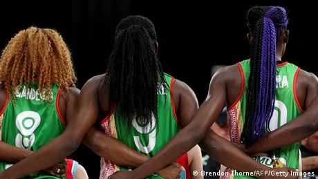 Spielerinnen aus Malis Frauen-Basketball-Nationalteam stehen untergehakt nebeneinander