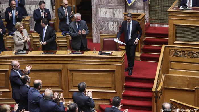 Nach überstandener Vertrauensfrage applaudieren die Angeordneten der Nea Dimkratia ihrem Parteichef und Ministerpräsidenten Kyriakos Mistotakis Nach überstandener Vertrauensfrage applaudieren die Angeordneten der Nea Dimkratia ihrem Parteichef und Ministerpräsidenten Kyriakos Mistotakis