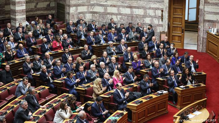 Abgeordnete im griechischen Parlament während einer dreitägigen Debatte nach dem Misstrauensantrag von Syriza-Chef Alexis Tsipras
