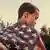 Szene aus dem Film "1619 Project" zeigt einen Mann, der eine US-Flagge um die Schultern trägt.