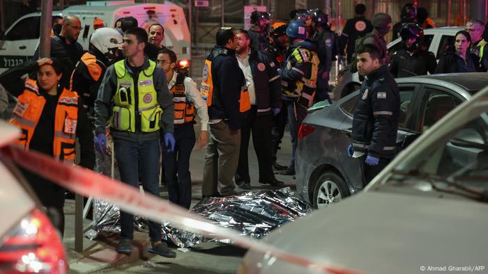 Siete personas murieron por disparos en un ataque armado en una sinagoga ubicada en un asentamiento judío de Jerusalén este ocupado, un atentado que ha sido celebrado por milicias palestinas como venganza por la muerte el jueves de 10 palestinos por fuerzas israelíes. (27.01.2023) 