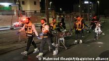 Mitglieder des Rettungs- und Bergungsteams Zaka evakuieren eine Leiche nach Schüssen in der Nähe einer Synagoge. In einer israelischen Siedlung in Ost-Jerusalem sind mehrere Menschen durch Schüsse getötet worden. +++ dpa-Bildfunk +++