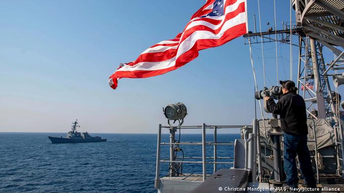 Zwei amerikanische Kriegsschiffe auf See mit US-Flagge 