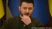 ARCHIV - 19.01.2023, Ukraine, Kiew: Wolodymyr Selenskyj, Präsident der Ukraine, nimmt an einer Pressekonferenz mit dem Präsidenten des Europäischen Rates Michel, nach ihrem Treffen, teil. (zu dpa Korruption in der Ukraine: Regierung stimmt weiteren Entlassungen zu) Foto: Efrem Lukatsky/AP/dpa +++ dpa-Bildfunk +++
