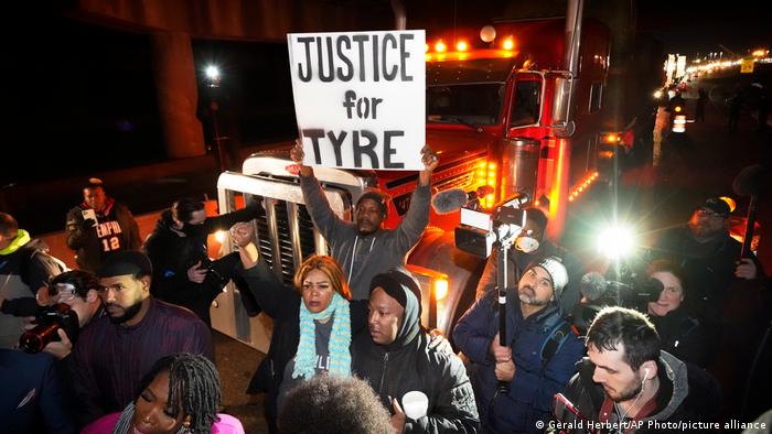 Foto de personas que protestan por la muerte de Tyre Nichols