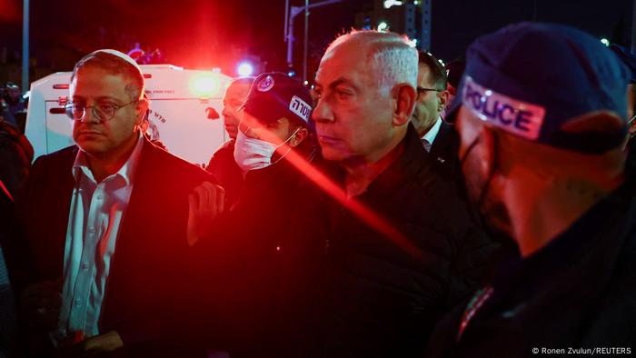 Regierungschef Benjamin Netanjahu am Anschlagsort in Jerusalem