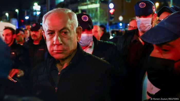 El primer ministro de Israel, Benjamin Netanyahu, acudió al lugar del atentado ocurrido el viernes en Jerusalén.