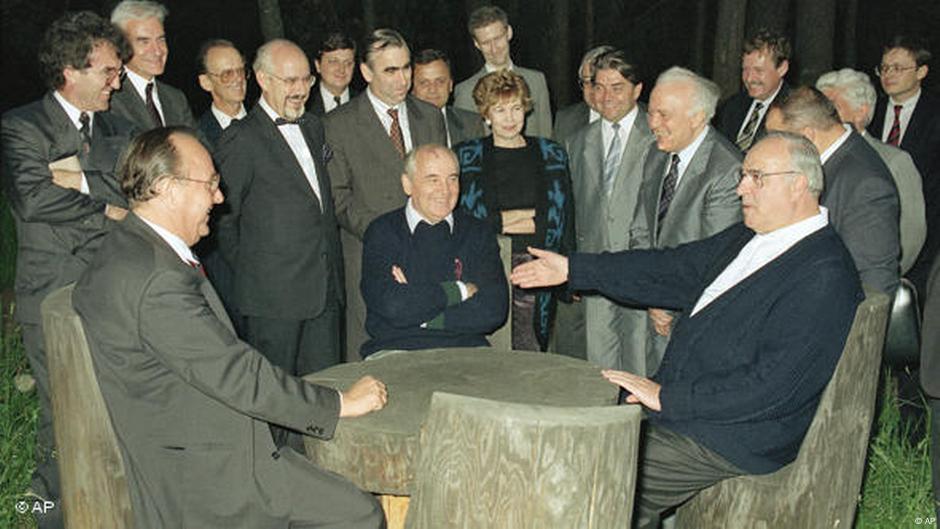 U julu 1990. godine, predsednik Mihail Gorbačov primio je nemačkog kancelara Helmuta Kola i ministra spoljnih poslova Hansa-Ditriha Genšera kako bi razgovarali o članstvu ujedinjene Nemačke u NATO