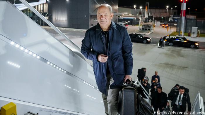 Bundeskanzler Olaf Scholz besteigt den Airbus Konrad Adenauer in Richtung Südamerika