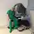 Prof. dr. Žugor sa robotom kojim vrši operacije