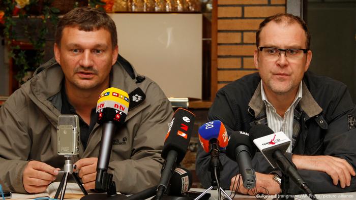 Hannovers Manager Jörg Schmadtke 2009 bei der PK nach dem Tod von Robert Enke