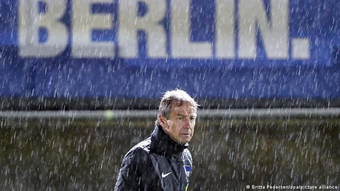 Hertha-BSC-Trainer Jürgen Klinsmann im starken Regen