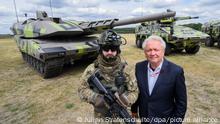Armin Papperger (r), Vorstand Rheinmetall, und ein Infanterist der Zukunft stehen vor einem Kampfpanzer Panther KF51 (l) des Rüstungskonzerns Rheinmetall bei einer Führung durch das Rheinmetall-Werk Unterlüß anlässlich der Sommerreise des niedersächischen Wirtschaftsministers. Der neu entwickelte Panther gehört zu den modernsten Waffensystemen der Welt.