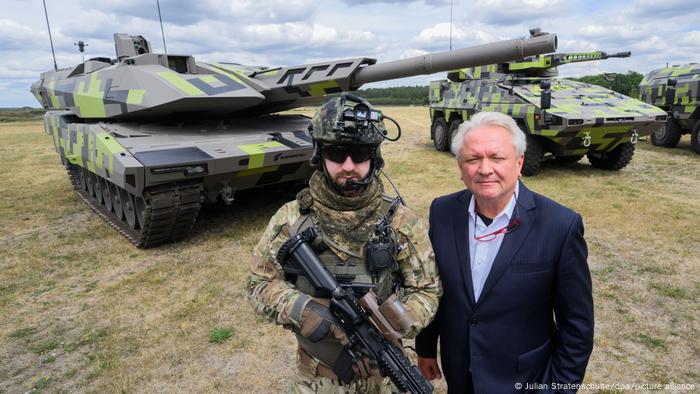 Rheinmetall-Chef Armin Papperger vor einem Kampfpanzer Panther KF51