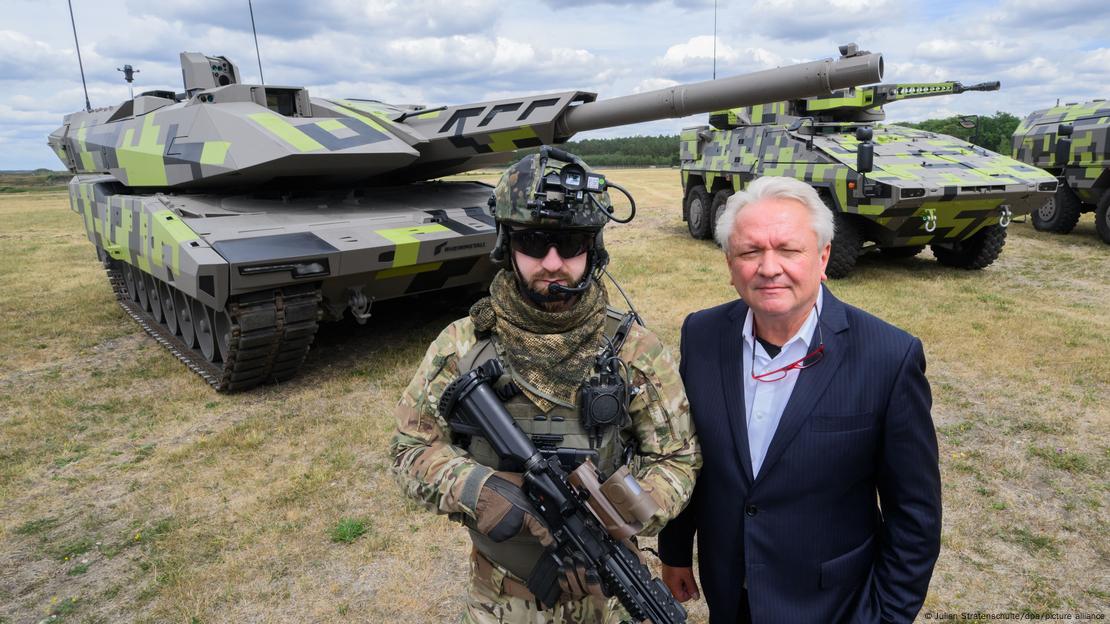 Армин Папергер (вдясно) позира пред танк "Пантер"