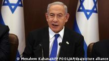 Benjamin Netanjahu, Premierminister von Israel, spricht während einer wöchentlichen Kabinettssitzung im Büro des Premierministers. +++ dpa-Bildfunk +++