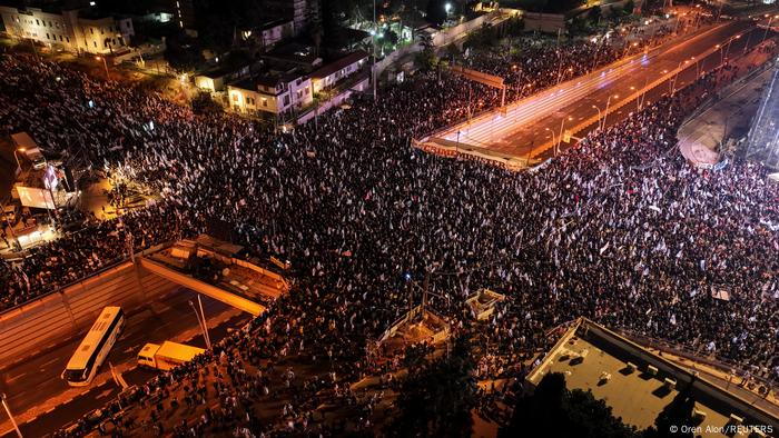 Massenprotest in Tel Aviv gegen die neue Regierung von Premier Netanjahu
