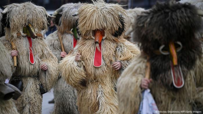 Estos bailarines, conocidos como kukeri, se visten con estos peludos disfraces para el Festival Internacional de los Juegos de Máscaras, en Sofía, Bulgaria. El festival de tres días ofrece a un bailarín principal cargado de cascabeles para ahuyentar las enfermedades y los malos espíritus y se balancea como una espiga de trigo cargada de grano.