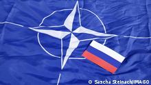 Flagge der NATO und von Russland Flagge der NATO und von Russland, 29.04.2021, Borkwalde, Brandenburg, Auf einer Flagge der NATO liegt eine Flagge von Russland. *** Flag of NATO and Russia Flag of NATO and Russia, 29 04 2021, Borkwalde, Brandenburg, On a flag of NATO lies a flag of Russia 