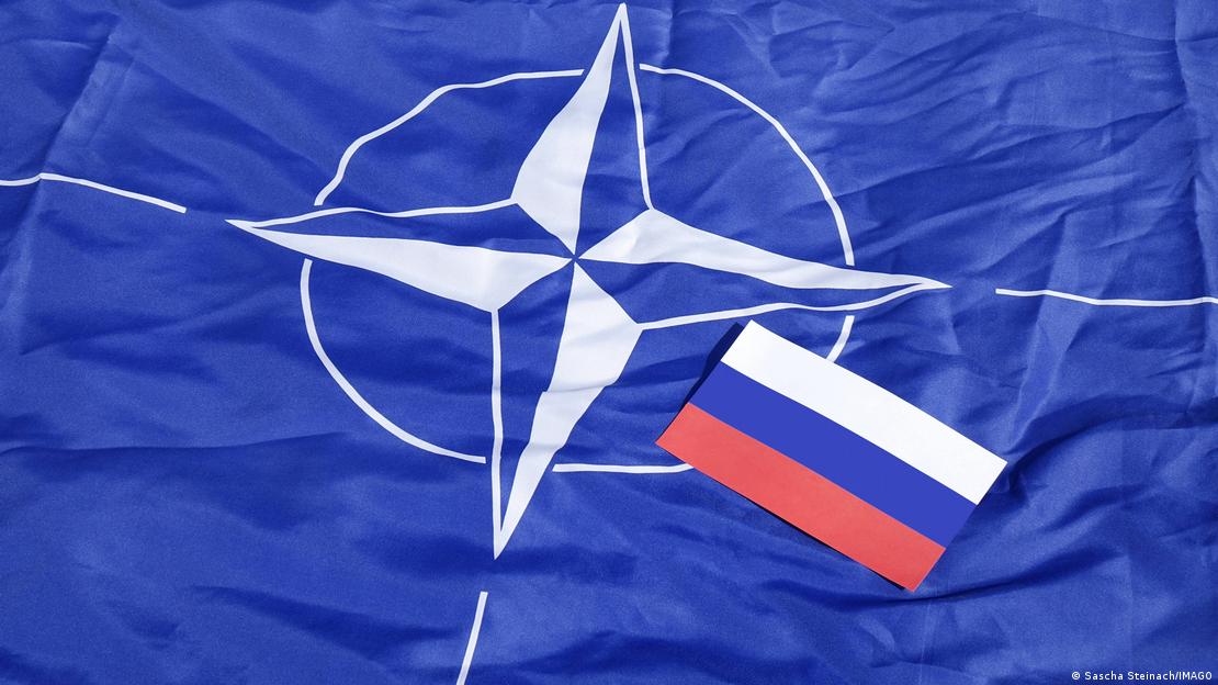 NATO ve Rusya bayrakları.