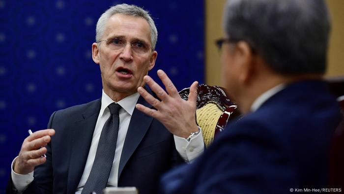 Stoltenberg se reunió en Seúl con el ministro de Exteriores surcoreano, Park Jin-in.