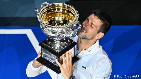 Novak Djokovic hält den Australian Open Pokal in die Höhe