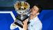 Djokovic junto a la copa que ganó en Australia. Djokovic junto a la copa que ganó en Australia.
